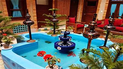 حیاط ‌هتل سرای اردیبهشت اصفهان